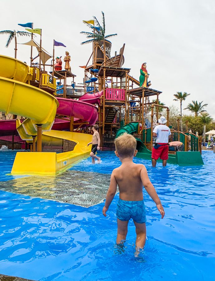 Wild Wadi Waterpark Dubai cu un copil mic