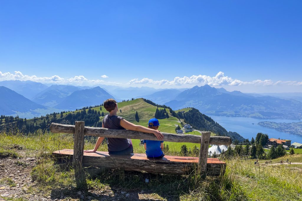drumeție copii munte elveția